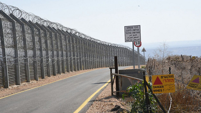 הפעם זה יכול להגיע ממש לפה. גדר הגבול בגולן (צילום: אביהו שפירא) (צילום: אביהו שפירא)