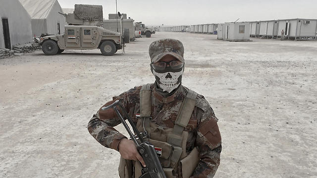 חייל עיראקי, סמוך למוסול (צילום: AP) (צילום: AP)