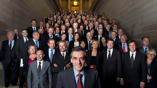 ראש ממשלת צרפת בשנים 2012-2007. פיון וחברי ממשלו (צילום: AFP) (צילום: AFP)