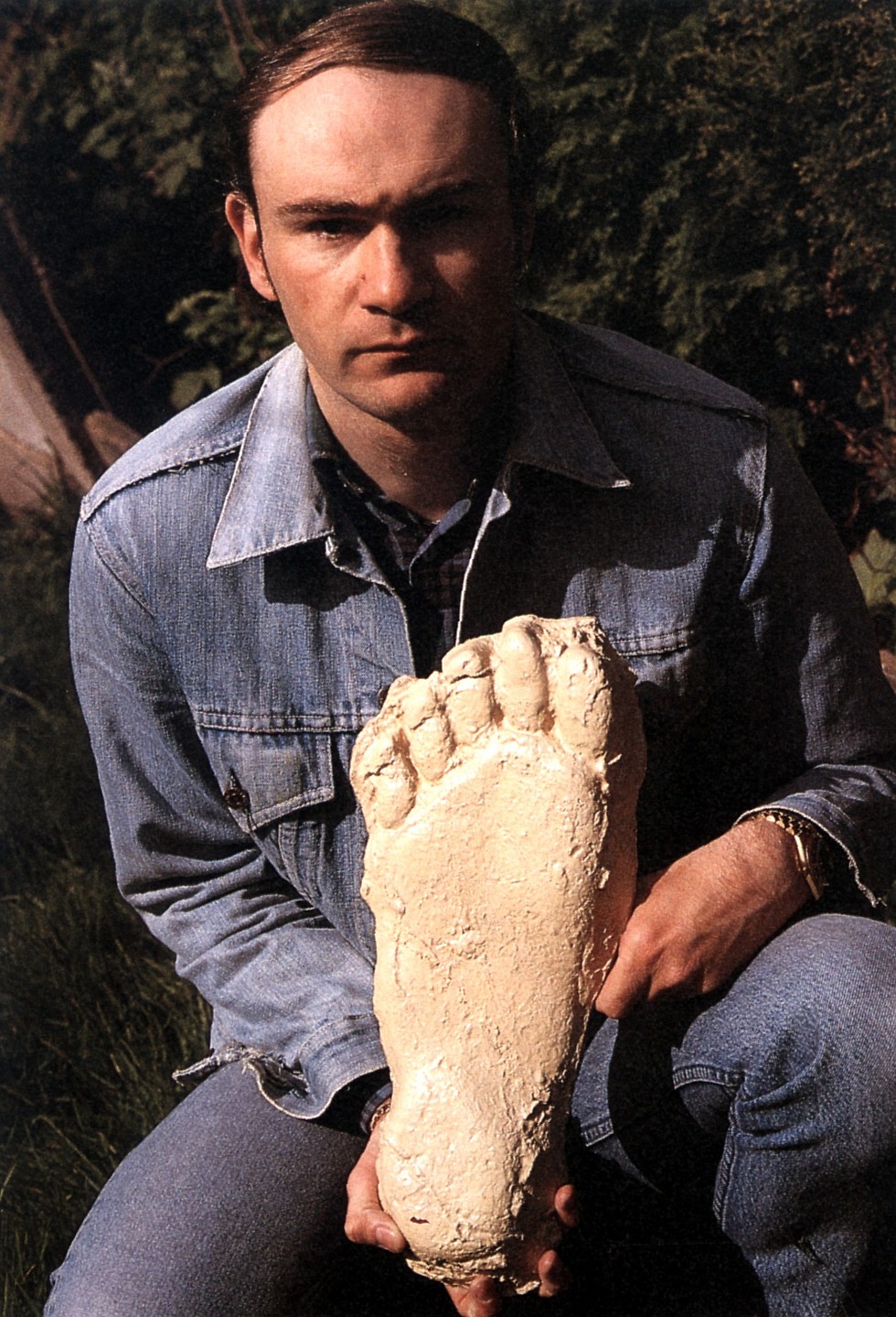 הקריפטוזואולוג ד"ר קארל שוקר עם יציקת כף רגל של ביגפוט בשנות ה-80 ()