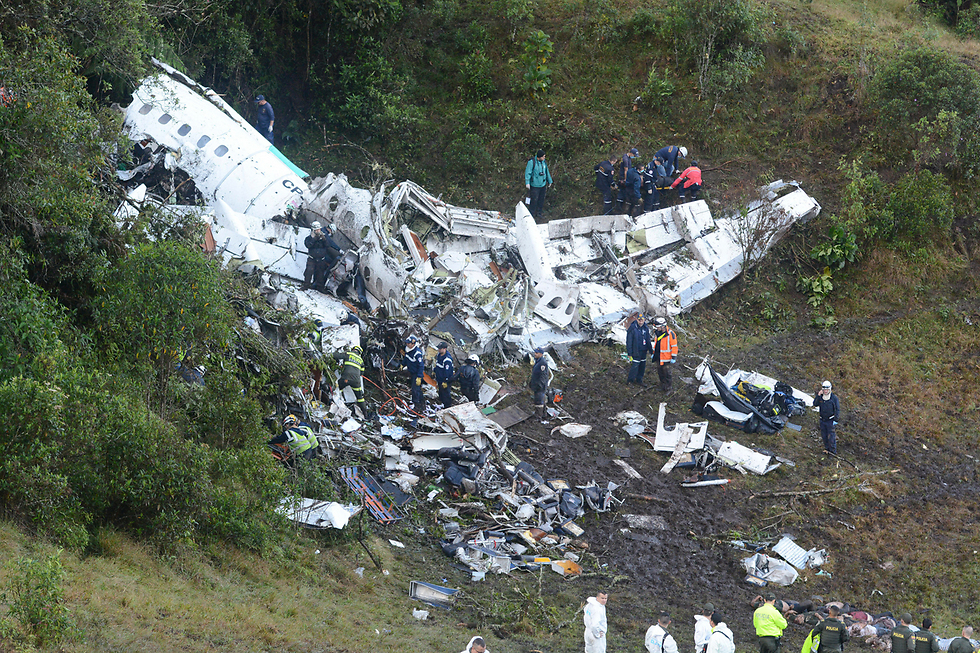 ביקש אישור לנחות בעקבות "כשל חשמלי מוחלט" ומחסור בדלק. שברי המטוס בקולומביה (צילום: AP) (צילום: AP)