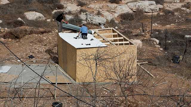 Settlers building a wooden house in Amona (Photo: AFP) (Photo: AFP)