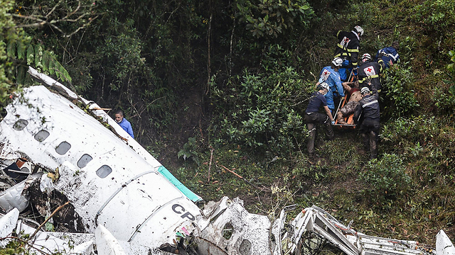 פינוי הפצועים והגופות מהמטוס (צילום: AFP) (צילום: AFP)