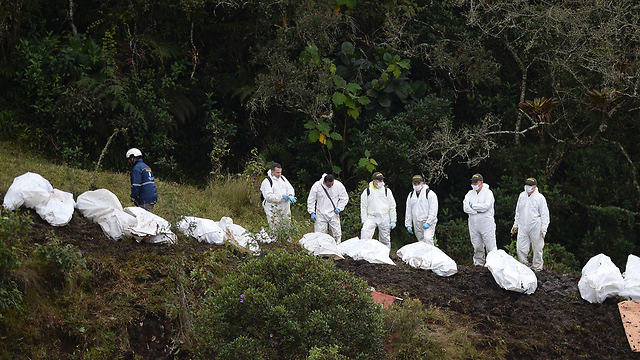 חילוץ גופות באזור ההתרסקות בקולומביה (צילום: AFP) (צילום: AFP)