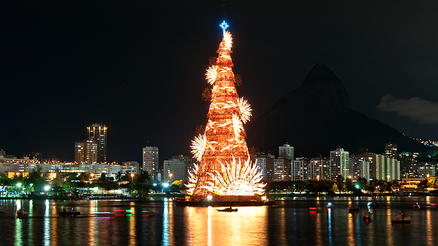 עץ חג המולד הצף הגדול בעולם. ריו דה ז'נירו (צילום: shutterstock) (צילום: shutterstock)