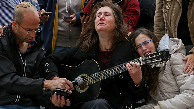 האם עדי ניגנה ושרה בהלוויה (צילום: אוהד צויגנברג) (צילום: אוהד צויגנברג)