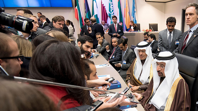 חאליד אל-פאליח (מימין), שר האנרגיה הסעודיה בווינה (צילום: AFP) (צילום: AFP)