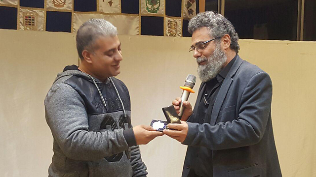 Rabbi Hiyon personally thanking abu-Ahmed (Photo: Mohammad Shinawi)