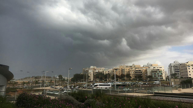 Rain in Ashdod (Photo: Matan Tzuri)