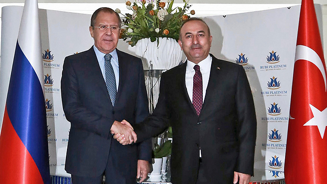 תומכים בצדדים היריבים בסכסוך. שר החוץ הרוסי לברוב (משמאל), שארצו תומכת במשטר אסד, עם שר החוץ הטורקי צ'בושולו, שארצו תומכת במורדים שרוצים להפיל את אסד (צילום: AP) (צילום: AP)