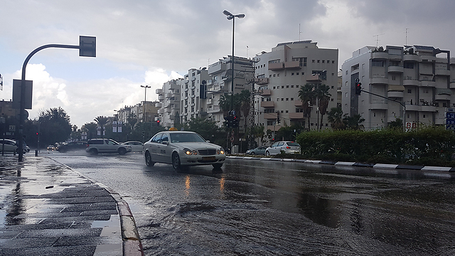 Rain clouds in Tel Aviv (Photo: Yaron Brenner)