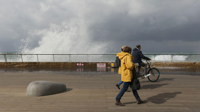 Big waves on the Tel Aviv Port (Photo: Yaron Brenner)