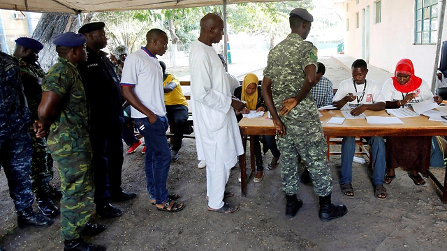 Gambian police and para-military register to vote (Photo: Reuters)