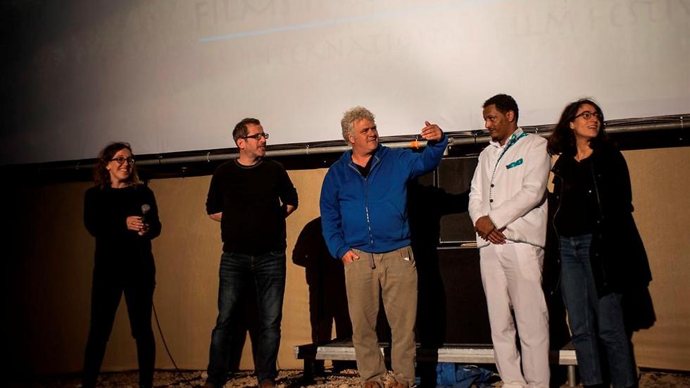 אייל שיראי (במרכז) עם יוצרי תוכנית קצר במדבר של הפסטיבל (צילום: אדוארד קפרוב) (צילום: אדוארד קפרוב)
