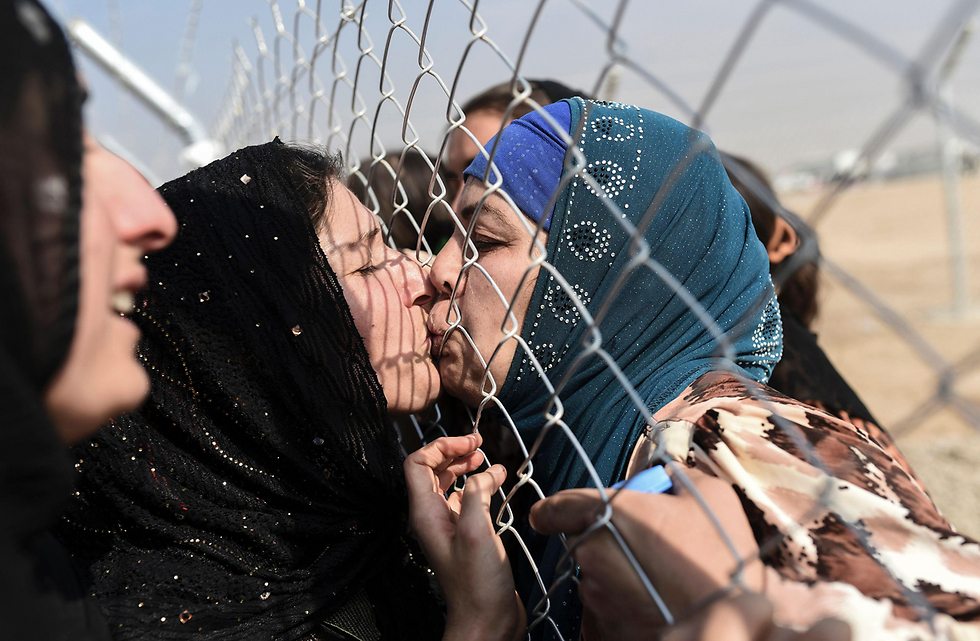 פליטה עיראקית שברחה ממוסול פוגשת את משפחתה אחרי שנתיים שבהן לא התראו (צילום: AFP) (צילום: AFP)