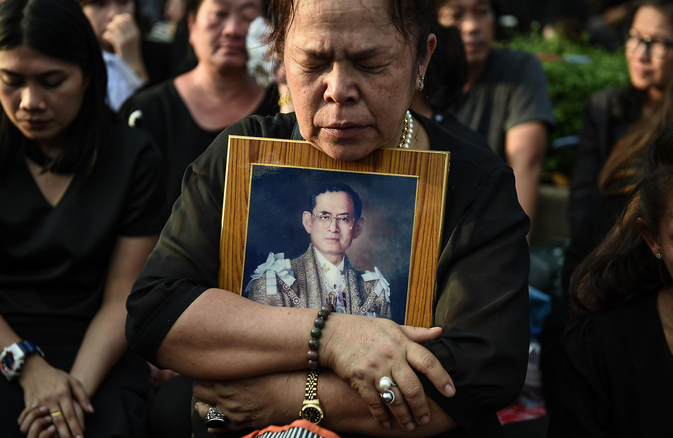 תאילנד נפרדה מהמלך הקשיש, שהלך לעולמו אחרי עשרות שנים בשלטון (צילום: AFP) (צילום: AFP)