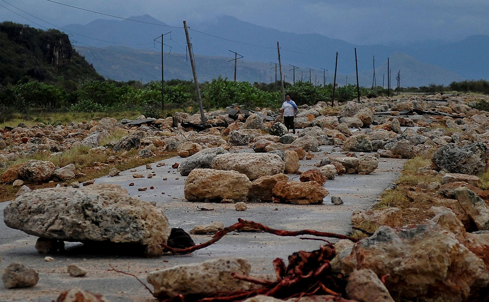 סלעים על כביש בקובה אחרי שהוריקן מת'יו היכה במדינה (צילום: AFP) (צילום: AFP)