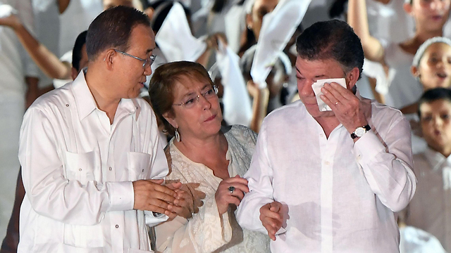 נשיא קולומביה חואן מנואל סנטוס מוחה דמעה בטקס החתימה על הסכם השלום עם המחתרת פאר"ק אחרי עשרות שנים של לחימה ועשרות אלפי הרוגים. בהמשך נדחה ההסכם במשאל עם, אך שונה ואושר שוב על ידי השלטונות (צילום: AFP) (צילום: AFP)