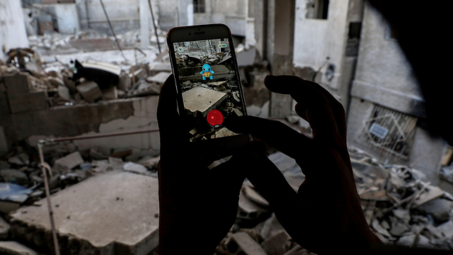 מציאות מדומה: משחקים "פוקימון גו" בהריסות המלחמה בדומא, סוריה (צילום: AFP) (צילום: AFP)