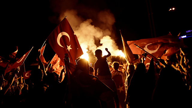 תומכי ארדואן חוגגים את כישלון ההפיכה בטורקיה ביולי השנה (צילום: AFP) (צילום: AFP)