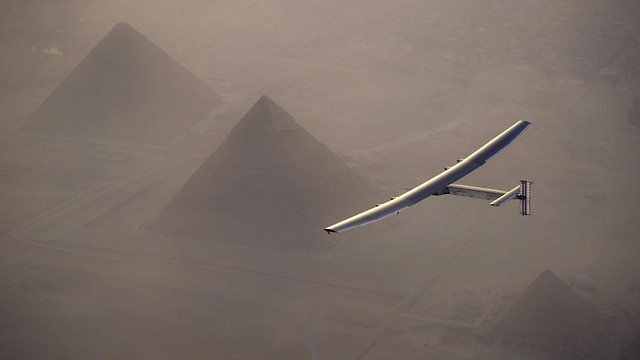 המטוס הסולרי "אימפולס 2" מעל הפירמידות בגיזה, מצרים (צילום: AFP, Jean Revillard) (צילום: AFP, Jean Revillard)