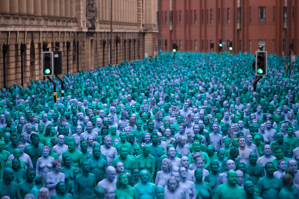 אלפים מצטלמים בעירום לעוד יצירה של ספנסר טוניק באנגליה (צילום: AFP, JON SUPER) (צילום: AFP, JON SUPER)