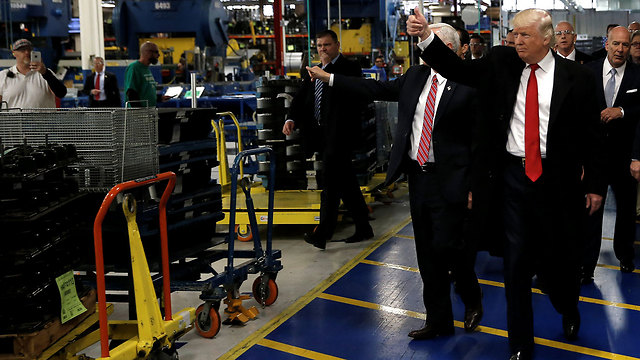 טראמפ במפעל קרייר באינדיאנה שאת סגירתו קרא למנוע (צילום: רויטרס) (צילום: רויטרס)