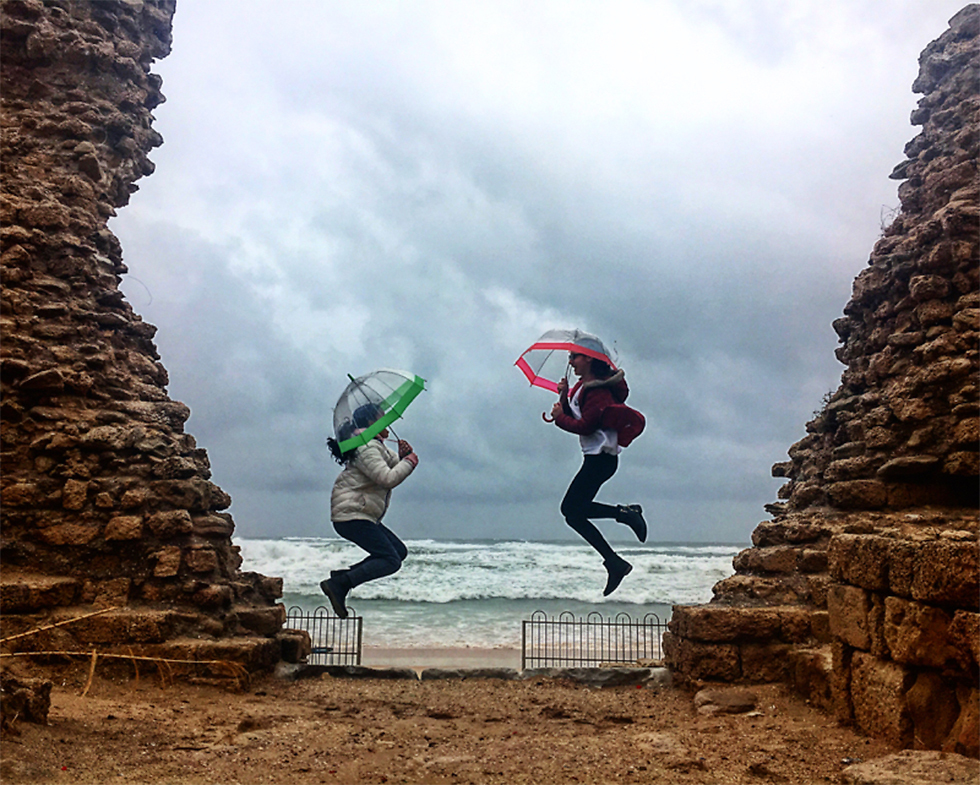 חגיגת חורף ומטריות בחוף אשדוד (צילום: שמואל דוד) (צילום: שמואל דוד)