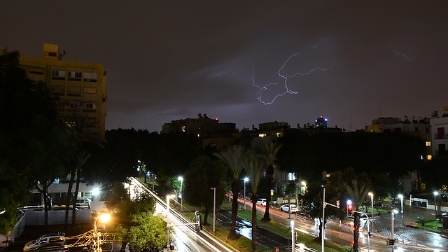 סופת ברקים בשמי תל אביב (צילום: עומר פיכמן) (צילום: עומר פיכמן)