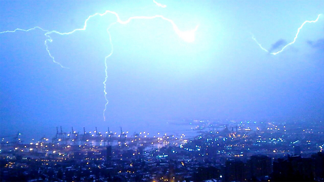 סופת ברקים בחיפה  (צילום: גיא צולה) (צילום: גיא צולה)