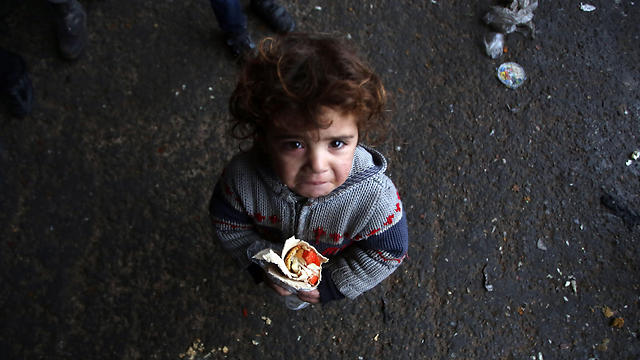 ילדים והוריהם הגיעו למקום מקלט בשכונת ג'יברין  (צילום: AFP) (צילום: AFP)