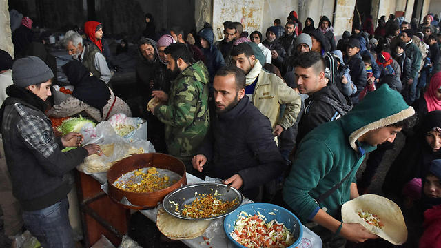 פליטים בעיר חלב, בסוף השבוע. 31 אלף עזבו את בתיהם (צילום: AFP) (צילום: AFP)