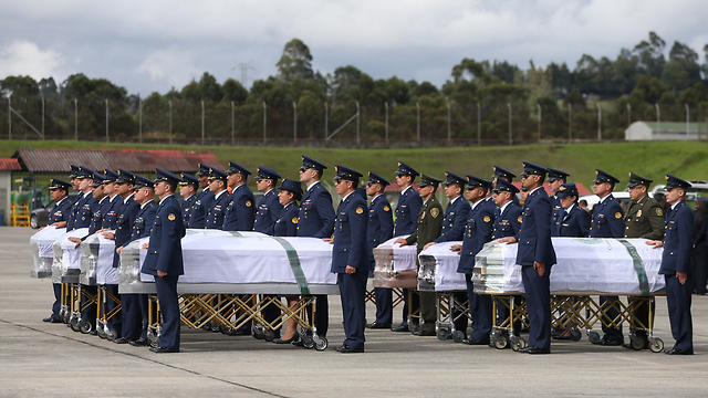 העלאת ארונות הנספים למטוס צבאי בדרך לברזיל (צילום: AP) (צילום: AP)
