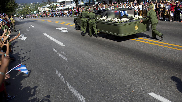 אפרו של קסטרו מובל ברחבי במדינה (צילום: AP) (צילום: AP)