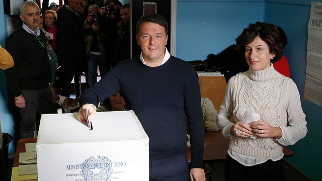 Renzi and his wife, Agnese Landini, at the polls (Photo: AP)