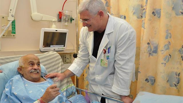 "הוא המלאך שלנו בלבן". חננאל מדר עם המנתח, ד"ר פלג בן גלים (צילום: בית חולים קפלן) (צילום: בית חולים קפלן)