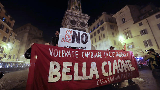 תומכי מחנה ה"לא" חוגגים את הניצחון ברומא (צילום: AP) (צילום: AP)