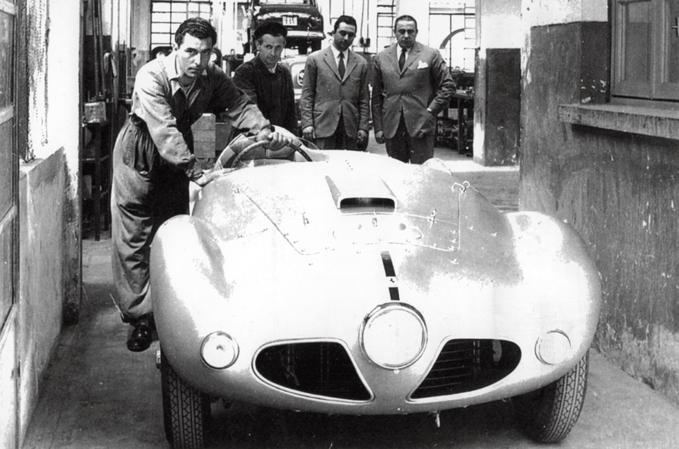 המותג האיטלקי נוסד ב-1949 ע"י קארלו אבארט, נהג מרוצים ומפתח כלי רכב ספורטיביים. אבארט (משמאל), 1953 (צילום: מתוך abarthpress.com)