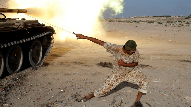 לחימות בין הצבא הלובי לאנשי דאעש בסירת, בשנה שעברה (צילום: רויטרס) (צילום: רויטרס)