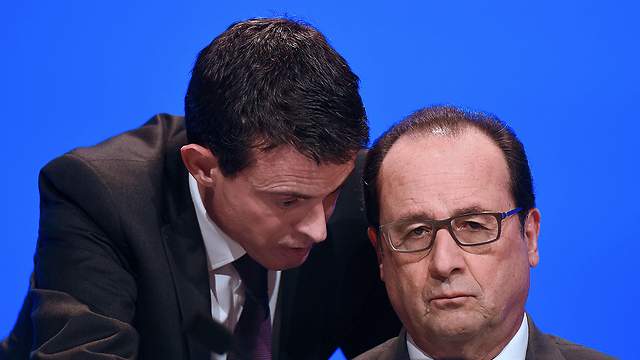 בחר שלא להתמודד לכהונה שנייה על רקע חוסר הפופולריות שלו בציבור. נשיא צרפת פרנסואה הולנד וראש ממשלתו לשעבר מנואל ואלס (צילום: AFP) (צילום: AFP)