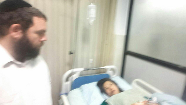 Rabbi Lipshitz visits Sujiyama in the hospital