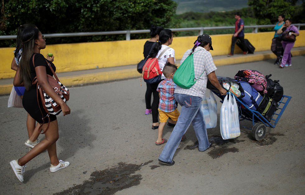 תושבים חוצים את הגבול לקולומביה (צילום: רויטרס) (צילום: רויטרס)