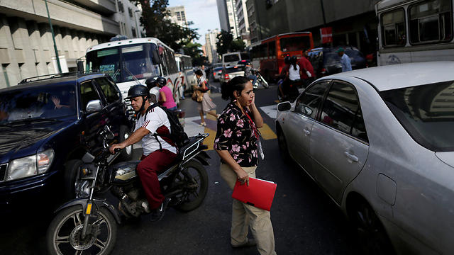 תושבים בוונצואלה. לרבים אין כסף לקנות אוכל (צילום: רויטרס) (צילום: רויטרס)