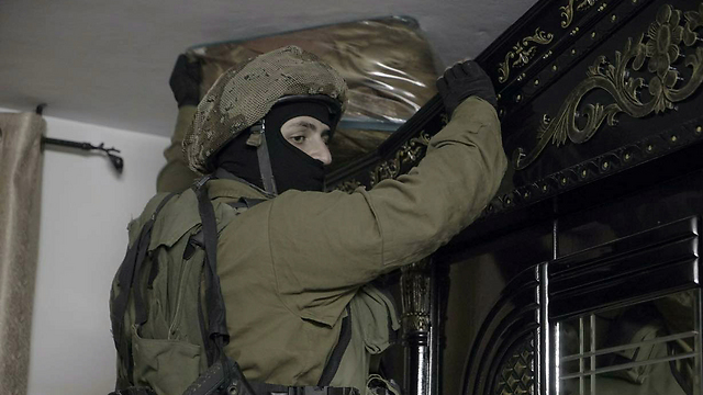 Soldier searching the house of one of the Hamas suspects (Photo: IDF Spokesperson's Unit)