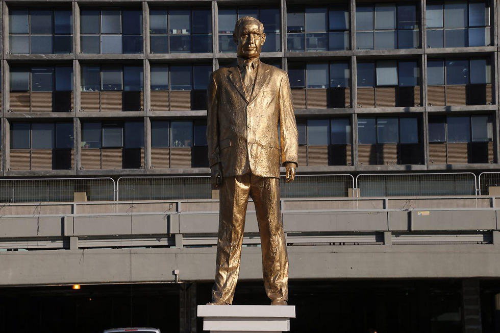 Netanyahu's golden statue (Photo: Moti Kimchi)