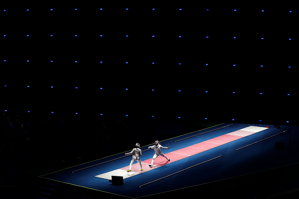 סייפות מהונגריה ומצרפת מתחרות באולימפיאדת ריו (צילום: AP) (צילום: AP)