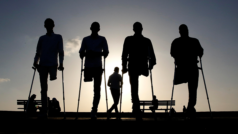 רצועת עזה: ארבעה פלסטינים קטועי רגליים שנפצעו במלחמה בין ארגוני הטרור הפלסטיניים לישראל (צילום: AP) (צילום: AP)