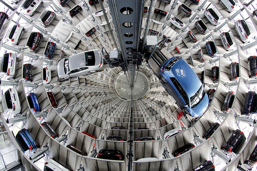 מכוניות פולקסווגן מוצגות לתקשורת במגדל בוולפסבורג, גרמניה (צילום: AP) (צילום: AP)