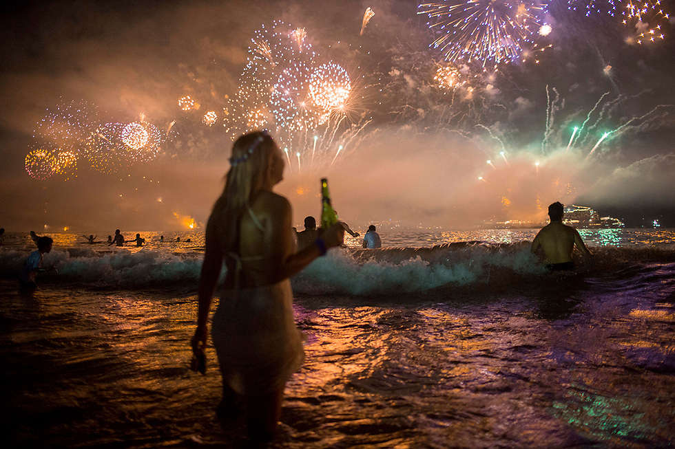 חגיגות בליל השנה החדשה בחוף קופקבאנה בריו דה ז'ניירו, ברזיל (צילום: AP) (צילום: AP)