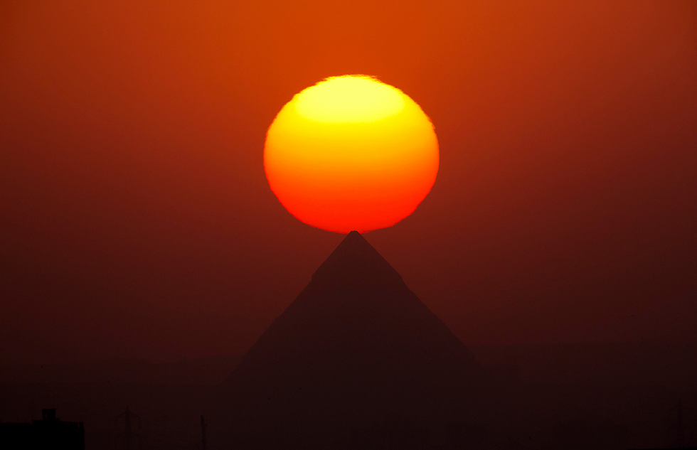 שקיעה מאחורי פירמידה בגיזה, מצרים (צילום: AP) (צילום: AP)